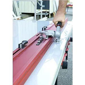 Detail rezacieho vozíka RUBI SLAB CUTTER G3 pri rezaní veľkoformátovej dlažby