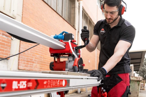 RUBI DL-125 profesionálna elektrická rezačka pri rezaní dlažby